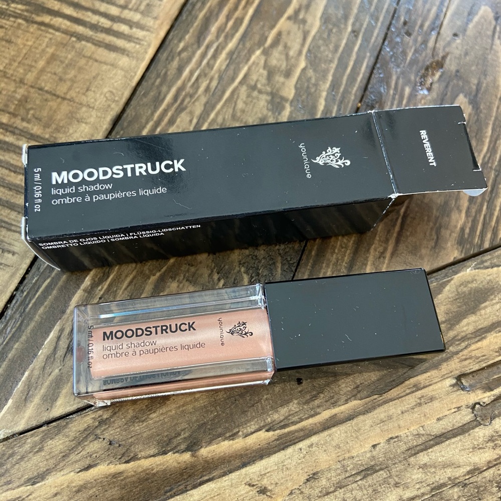 Shimmery tan liquid eyeshadow